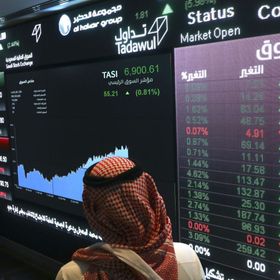 رجل ينظر إلى حركة الأسهم على لوحة إلكترونية داخل سوق الأسهم السعودية، تداول، في الرياض، المملكة العربية السعودية (صورة أرشيفية) - المصدر: بلومبرغ