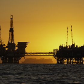 منصة "إلين" و"إيلي" البحرية لاستخراج النفط والغاز التي تديرها شركة "بيتا أوبريتنغ كومباني"، قبالة ساحل لونغ بيتش، بولاية كاليفورنيا، الولايات المتحدة الأميركية - المصدر: بلومبرغ