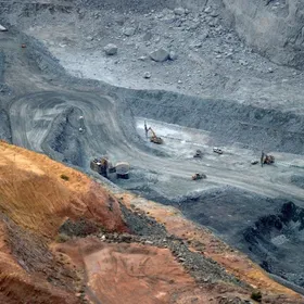 آلات ثقيلة تعمل في منجم مفتوح يعرف باسم "الحفرة الكبرى" تديره شركة كالغورلي في غرب أستراليا - المصدر: بلومبرغ