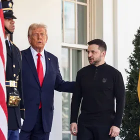 الرئيس الأميركي دونالد ترمب ورئيس أوكرانيا فولوديمير زيلينسكي في واشنطن العاصمة، فبراير 2025 - بلومبرغ