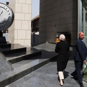 موظفان أمام مقر البنك المركزي العراقي في بغداد، العراق، أغسطس 2023 - رويترز 
