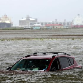 سيارة غارقة في المياه في سورفسايد بيتش بتكساس يوم 19 يونيو مع اقتراب العاصفة الاستوائية "ألبرتو" من اليابسة - المصدر: هيوستن كرونيكل/ أ.ب