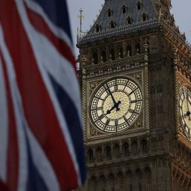 علم بريطانيا يرفرف بالقرب من ساعة "بيغ بين" في وستمنستر، لندن، المملكة المتحدة - المصدر: بلومبرغ