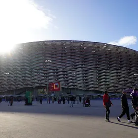 متفرجون يتوافدون على ملعب الأمير مولاي عبد الله في العاصمة الرباط، المغرب. يستضيف الملعب الذي أعيد بناؤه أبرز مباريات كأس أفريقيا للأمم 2025 - رويترز 