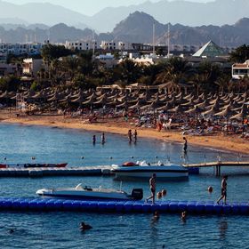سياح يقضون وقتاً ممتعاً على أحد الشواطئ في منتجع شرم الشيخ على البحر الأحمر، مصر - المصدر: بلومبرغ