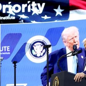 الرئيس الأميركي دونالد ترمب يتحدث خلال "مبادرة مستقبل الاستثمار" في ميامي الأميركية. 19 فبراير 2025 - رويترز 