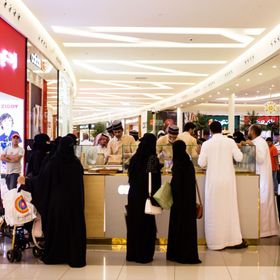 متسوقون في مركز تجاري في مدينة جدة السعودية - المصدر: بلومبرغ