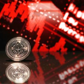 مسكوكة معدنية عليها رمز عملة إيثريوم المشفرة وانعكاسها - المصدر: بلومبرغ