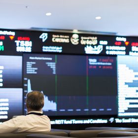 زائر يطالع أسعار الأسهم المعروضة على شاشة رقمية داخل السوق المالية السعودية، المعروفة أيضاً باسم تداول، في الرياض، المملكة العربية السعودية (10 أبريل 2018) - المصدر: بلومبرغ