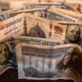 أوراق نقدية من الجنيه المصري والدولار الأميركي. - المصدر: بلومبرغ