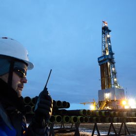 الأضواء تضيء منصة حفر الغاز في حقل النفط والغاز والمكثفات التابع لشركة "غازبروم"، في منطقة لينسك بجمهورية ساخا، روسيا - بلومبرغ