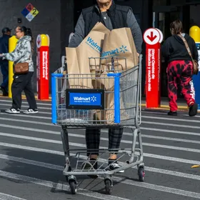 متسوق يدفع عربة تسوق خارج متجر "والمارت" في بيتسبرغ، كاليفورنيا، الولايات المتحدة، 20 نوفمبر 2025 - بلومبرغ