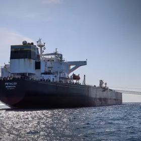 ناقلة النفط السعودية "PETALIDI" تصل إلى ميناء بانياس البحري في سوريا (المصدر: وكالة سانا) - الشرق