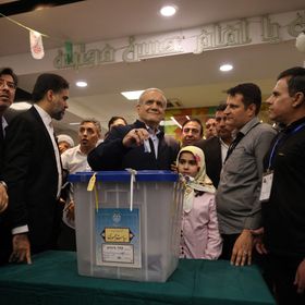 المرشح الإصلاحي مسعود بيزشكيان يدلي بصوته في العاصمة طهران. 28 يونيو 2024  - المصدر: أ.ف.ب