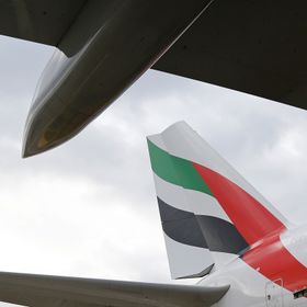 طاقم "دناتا" للخدمات الأرضية يشرف على تفريغ الحاويات من فتحة الشحن الخلفية لطائرة إيرباص "A380-800"، تشغلها "طيران الإمارات"، على شاحنة DHL، بمطار هيثرو في لندن، المملكة المتحدة - المصدر: بلومبرغ