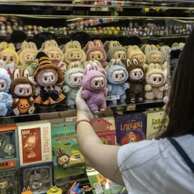 دمى "لابوبو" معروضة في معرض الذكرى العاشرة "Monsters by Monsters: Now and Then" لشركة "بوب مارت" في شنغهاي في أكتوبر - بلومبرغ