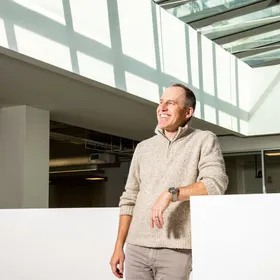 بريت تايلور في مكتب "سييرا تكنولوجيز" في سان فرانسيسكو - بلومبرغ