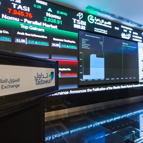 شاشة تعرض أسعار الأسهم داخل سوق الأسهم السعودية "تداول" في الرياض. 10 أبريل 2018 - بلومبرغ