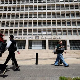 مواطنون يمرون أمام مبنى مصرف لبنان المركزي في بيروت، لبنان، 4 أبريل 2025 - رويترز 