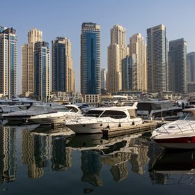 ناطحات سحاب سكنية راسية خلف اليخوت في منطقة مرسى دبي، الإمارات العربية المتحدة - المصدر: بلومبرغ