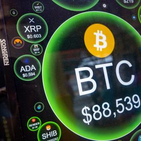 شاشة تعرض سعر عملة بتكوين مقابل الدولار الأميركي - بلومبرغ