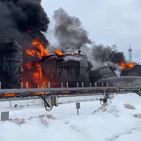 في هذه الصورة المأخوذة من مقطع فيديو نُشر على قناة حاكم منطقة 'بريانسك' ألكسندر بوغوماز على تليغرام، تشتعل خزانات النفط بالنيران بعد أن ضربت طائرة مسيرة أوكرانية مستودع تخزين النفط في منطقة بريانسك بروسيا، في يونيو 2024. - المصدر: بلومبرغ