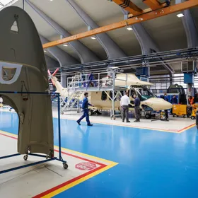 منطقة الإنتاج في مصنع "ليوناردو" في فاريزي، إيطاليا - بلومبرغ