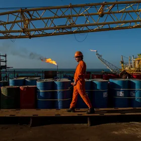 حقل سلمان النفطي يقع على بعد نحو 144 كيلومتراً جنوب جزيرة لافان، على الحدود الإيرلنية مع دولة الإمارات - بلومبرغ