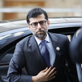 سهيل المزروعي، وزير الطاقة الإماراتي، أثناء وصوله إلى الاجتماع الخامس عشر للجنة المراقبة الوزارية المشتركة في فيينا، النمسا - المصدر: بلومبرغ