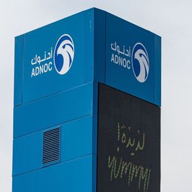لافتة خارج محطة وقود تابعة لشركة بترول أبوظبي الوطنية "أدنوك" في منطقة جميرا في دبي، الإمارات العربية المتحدة. - المصدر: بلومبرغ