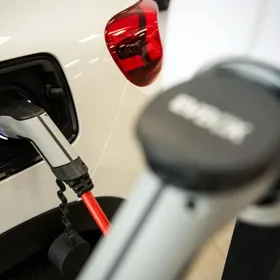 سيارة "سيتروين" رياضية متعددة الاستخدامات هجينة من طراز "سي 5 إيركروس" يجري شحنها داخل معرض لسيارات "سيتروين" في باريس، فرنسا - المصدر: بلومبرغ