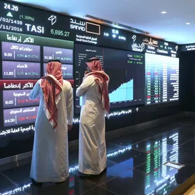 مستثمران يتابعان تحركات الأسهم في سوق المال السعودية 'تداول'، الرياض، المملكة العربية السعودية (صورة أرشيفية) - المصدر: بلومبرغ
