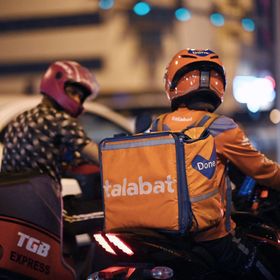سائق تابع لشركة "طلبات" الإماراتية في طريقه لتوصل طلبيات في الدوحة، دولة قطر - Getty Images
