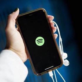 الذكاء الاصطناعي ينافس الفنانين في سوق الأغاني