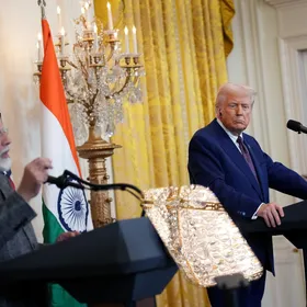 الرئيس دونالد ترمب، على اليمين، وناريندرا مودي في فبراير 2025 خلال مؤتمر صحفي. هدد الرئيس الأميركي دونالد ترمب بفرض رسوم جمركية إضافية على الهند، في حال لم تستجب لطلب واشنطن بتقليص وارداتها أكثر من النفط الروسي. - بلومبرغ