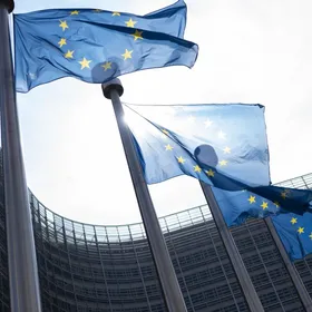 أعلام الاتحاد الأوروبي ترفرف خارج مبنى بيرلايمونت قبل قمة قادة الاتحاد الأوروبي في بروكسل، بلجيكا، يوم الأربعاء، 10 أبريل 2019.  - المصدر: بلومبرغ