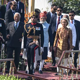 أنطونيو كوستا، رئيس المجلس الأوروبي (الثاني من اليسار)، وناريندرا مودي، رئيس وزراء الهند (في الوسط)، وأورسولا فون دير لاين، رئيسة المفوضية الأوروبية (على اليمين)، يغادرون عقب عرض يوم الجمهورية في نيودلهي، الهند. 26 يناير 2026 - بلومبرغ