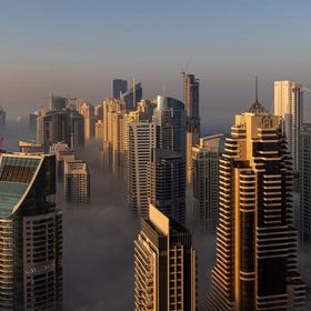 ضباب الصباح يلف ناطحات سحاب سكنية وتجارية في منطقة "مرسى دبي" في دبي - المصدر: بلومبرغ