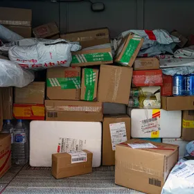 طرود داخل شاحنة توصيل في بكين - بلومبرغ