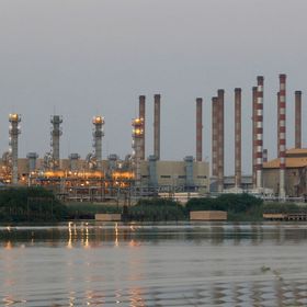 صورة لمصفاة نفط عبدان في جنوب غرب إيران ملتقطة من الجانب العراقي من شط العرب في مدينة الفاو جنوب البصرة بالعراق في 21 سبتمبر 2019. - المصدر: بلومبرغ