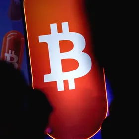 شعار عملة بتكوين. العملة المشفرة هبطت دون 100 ألف دولار، مع اجتياح موجة عزوف عن المخاطرة الأسواق ودفعها المستثمرين إلى سحب ما يقرب من 900 مليون دولار من الصناديق. - بلومبرغ