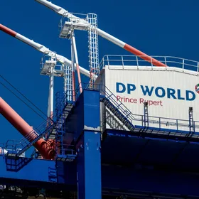 لافتة "موانئ دبي العالمية" في ميناء برينس روبرت بمقاطعة كولومبيا البريطانية في كندا - بلومبرغ