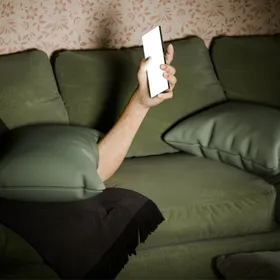 صورة تعبيرية عن ارتباط الكسل بالمواظبة على استخدام منصات التقنية - بلومبرغ