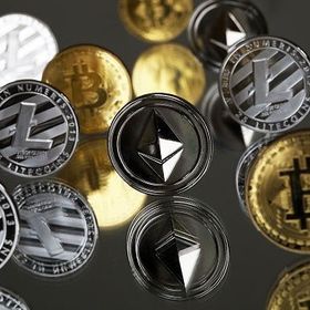 مسكوكات معدنية مطبوع عليها شعارات عملات مشفرة متنوعة - المصدر: بلومبرغ