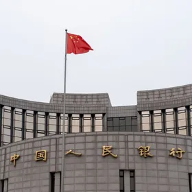 العلم الوطني الصيني يرفرف فوق مبنى بنك الشعب الصيني بالعاصمة بكين، الصين - المصدر: بلومبرغ