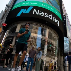 مشاة أمام موقع سوق ناسداك في نيويورك ، الولايات المتحدة ، يوم الأربعاء 15 يونيو 2022. - المصدر: بلومبرغ