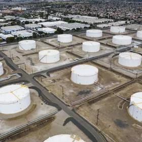 خزانات نفط فوق سطح الأرض تابعة لشركة "شل" - المصدر: بلومبرغ