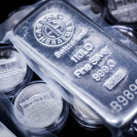 سبيكة من الفضة الخالصة وزن واحد كغم من شركة "أرغور هيرايوس" السويسرية - بلومبرغ