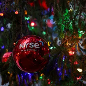 كرة تحمل شعار بورصة نيويورك للأوراق المالية تزين شجرة عيد الميلاد في قاعة التداول في بورصة نيويورك، نيويورك، الولايات المتحدة (صورة غير مؤرخة) - رويترز 