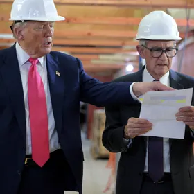 الرئيس الأميركي دونالد ترمب ورئيس الاحتياطي الفيدرالي جيروم باول يقومان بجولة في مشروع تجديد مقر الفيدرالي في واشنطن. 24 يوليو 2025 - بلومبرغ